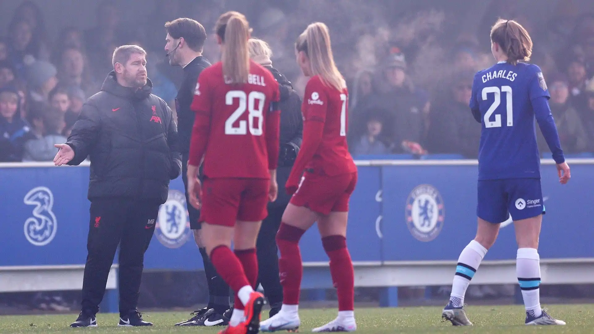 Chelsea-Liverpool, la partita dura solo 6 minuti: le immagini