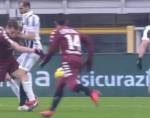 Contatto Chiellini-Belotti, esplode la rabbia social