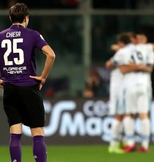 Fiorentina e Lazio si annullano, apprensione per Chiesa