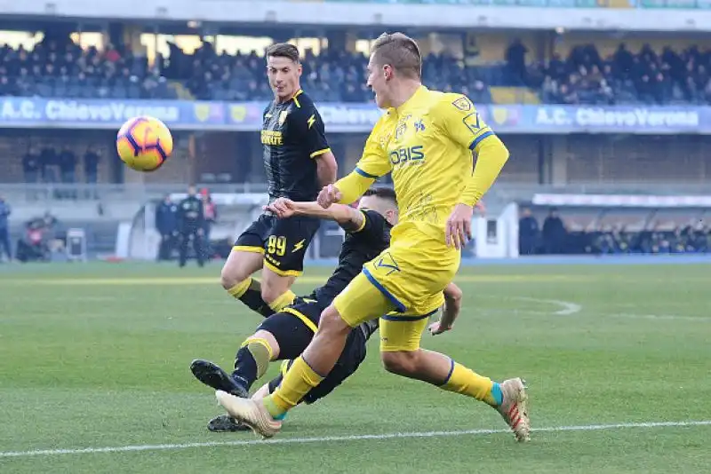 Una punizione capolavoro di Giaccherini regala la vittoria ai Veronesi e inguaia la squadra laziale.