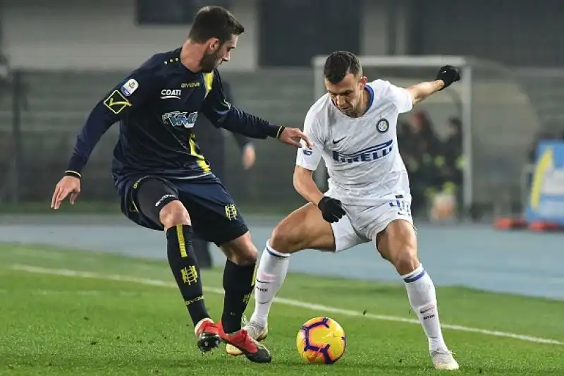Perisic porta in vantaggio i nerazzurri nel primo tempo ma nel finale un gol di Pellissier regala il pareggio ai veronesi.