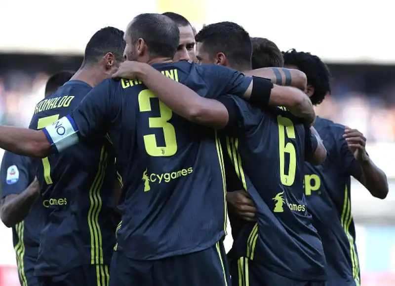 I bianconeri battono per 3-2 il Chievo dopo una partita rocambolesca.