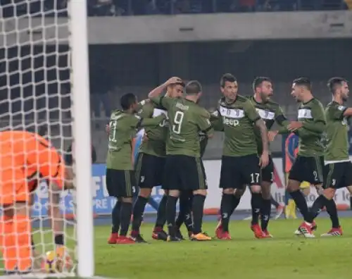 Il Chievo s’arrende in nove, la Juve spaventa il Napoli