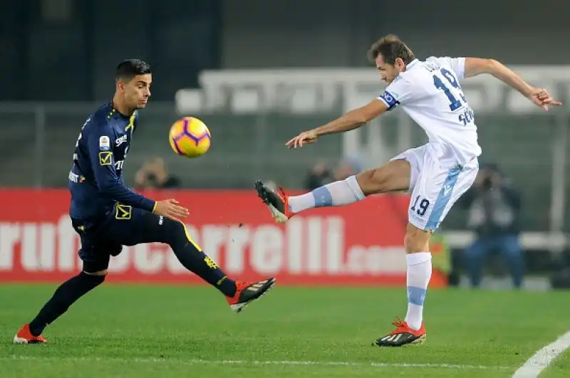 Pari e patta al Bentegodi tra Chievo e Lazio. Uno a uno il finale firmato dall’eterno Pellissier nel primo tempo, risposta di Immobile nel secondo.