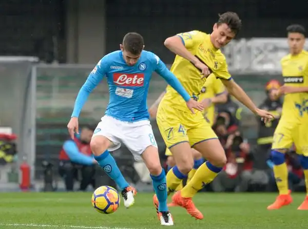 Frenata inattesa per la capolista, bloccata a Verona dal Chievo e dalla stanchezza.