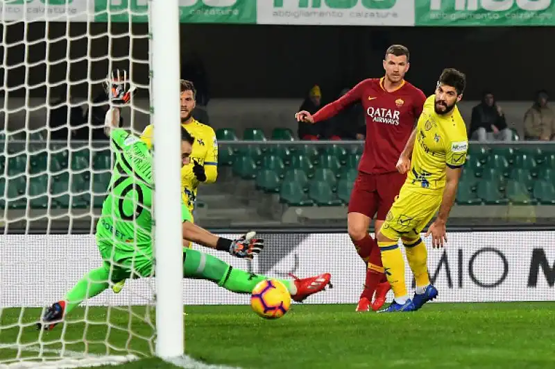 I giallorossi passano facilmente a Verona con le reti di El Shaarawy, Dzeko e Kolarov.