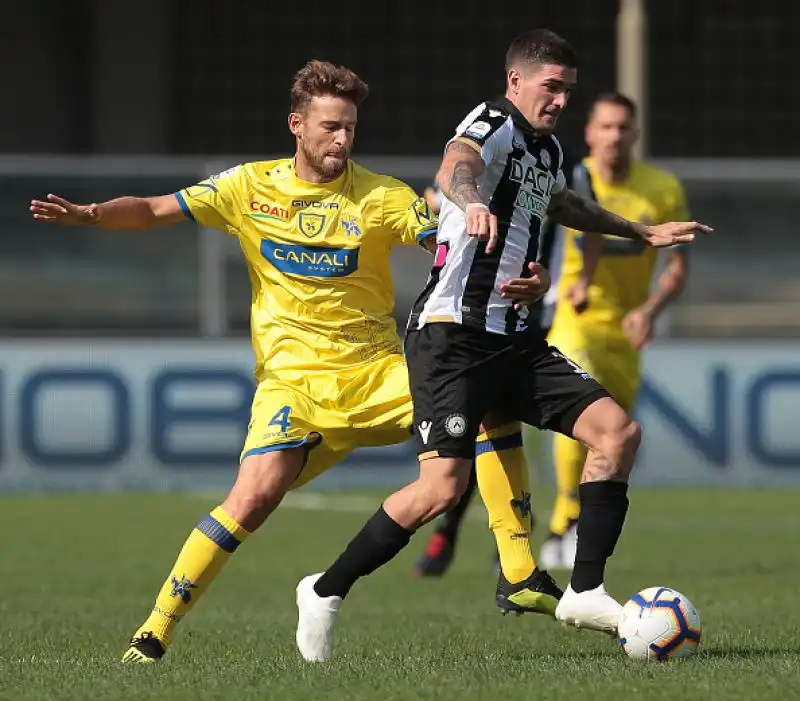 I gol di De Pol e Lasagna regalano tre punti importanti ai friulani che salgono in classifica, il Chievo resta ultimo in classifica.