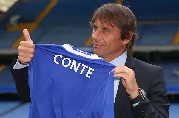 E' ufficialmente iniziata l'era di Antonio Conte al Chelsea. L'ex tecnico della Juventus e della Nazionale si è presentato in conferenza stampa come nuovo tecnico dei Blues.