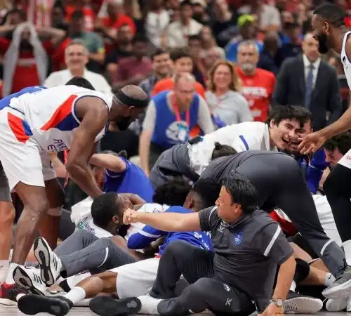 Canestro all’ultimo respiro: la tripla di Micic è pazzesca. Le foto