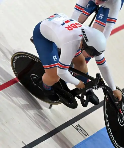 Perde il controllo della bici e viene travolta dalle compagne: le foto dello schianto