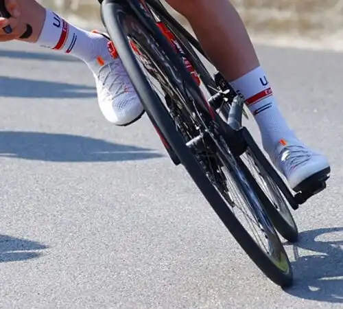 Tour de La Paz, una mucca impazzita contro i ciclisti