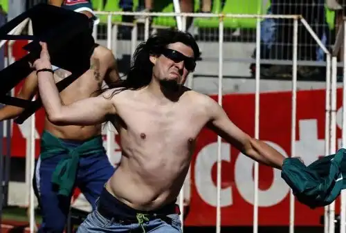 Cile, scontri tra tifosi: gara sospesa