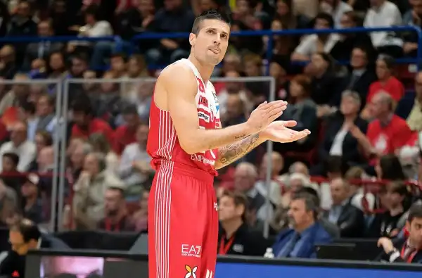 La partita a tratti è sembrata il replay di gara 1, poi l’Olimpia perde un po’ di fluidità e permette alla Red October Cantù di riavvicinarsi, senza però mettere mai a rischio il risultato finale.