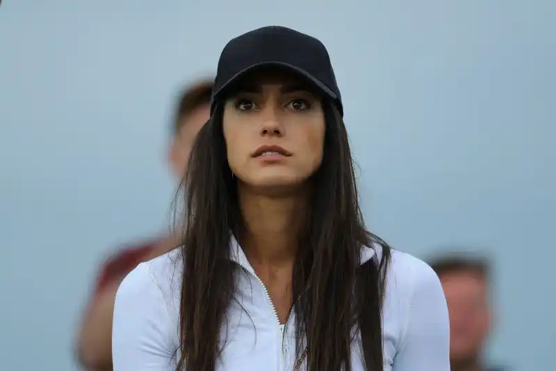 La bellissima atleta Allison Stokke incanta tutti
