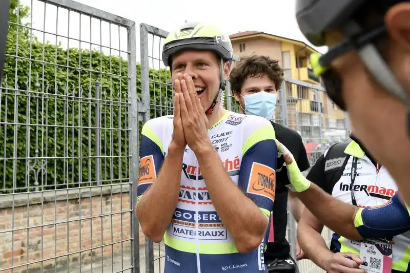 Il corridore olandese della Intermarché-Wanty-Gobert Matériaux pazzo di gioia