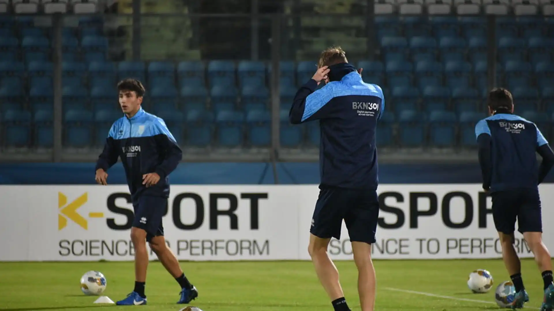Per eccellere nel calcio, è fondamentale dedicarsi alla pratica e all'impegno costante.