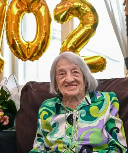 Complimenti all’ex ginnasta: 102 anni! Le foto della festa