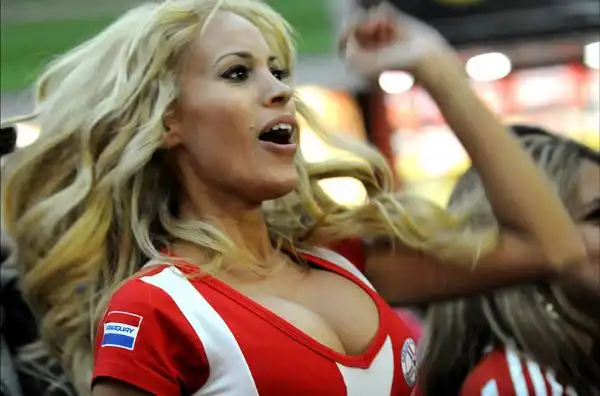 Come sempre tifo caldo e molto colorato e splendide ragazze sulle tribune degli stadi americani che ospitano l'edizione del centenario della Copa America.
