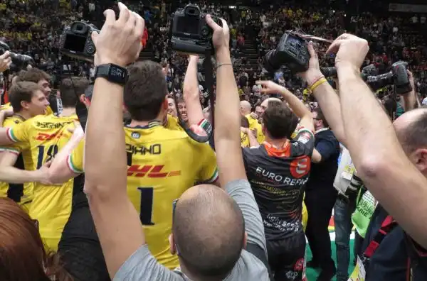 Le immagini della premiazione e dei festeggiamenti in campo della squadra di Lorenzetti, vittoriosa 3-0 nella finale del Forum di Assago contro la Diatec Trentino.