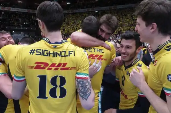 Le immagini della premiazione e dei festeggiamenti in campo della squadra di Lorenzetti, vittoriosa 3-0 nella finale del Forum di Assago contro la Diatec Trentino.