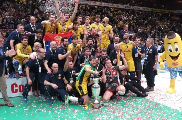 Le immagini della premiazione e dei festeggiamenti in campo della squadra di Lorenzetti, vittoriosa 3-0 nella finale del Forum di Assago contro la Diatec Trentino.