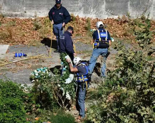 Lazio, la corona di fiori finisce nel Tevere