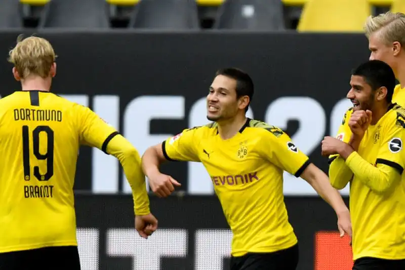 E' ripartita la Bundesliga, in piena pandemia di Coronavirus. Stadi vuoti, mascherine, niente abbracci e saluti con il gomito: tutte le foto.