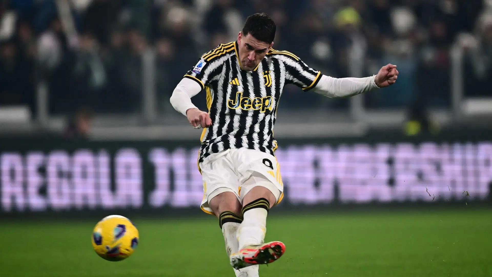 "Il dito per zittire i critici? Dovrebbe usarlo meno e fare gol"