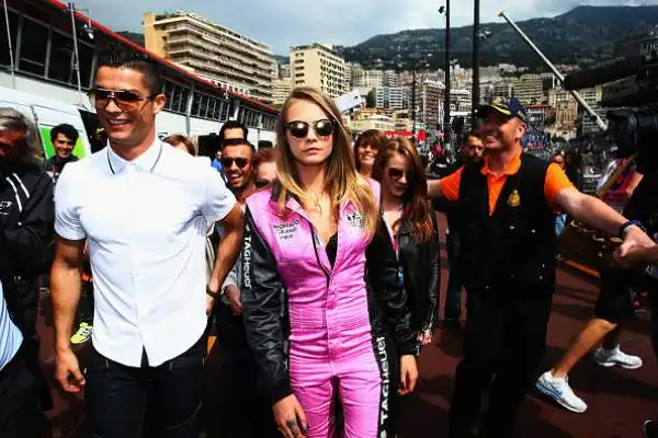 Il portoghese è andato a trovare Fernando Alonso ai box della McLaren in compagnia della modella inglese.