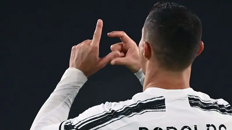 Cristiano Ronaldo si autocelebra: nuovo messaggio