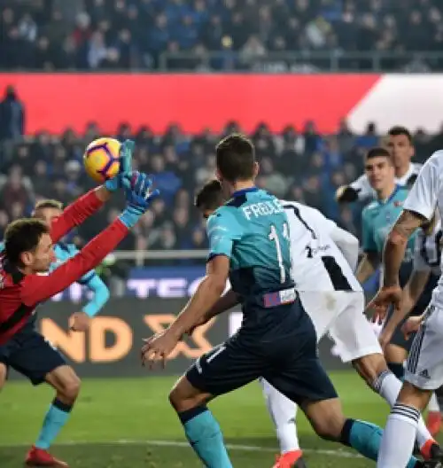 Ronaldo salva la Juve in dieci, colpo del Parma