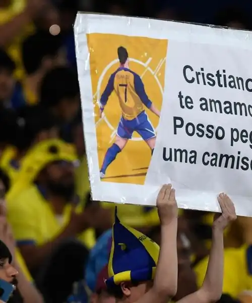Un tifoso fa una richiesta a Cristiano Ronaldo, che per una volta non segna: le foto