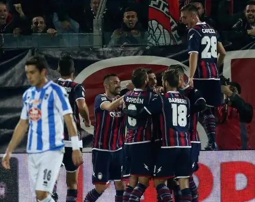 Il Crotone supera il Pescara 2-1 e lo scavalca