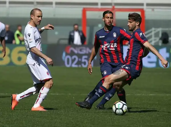 Un gol di Simy tiene vive le speranze di salvezza del Crotone, il Bologna va ko.