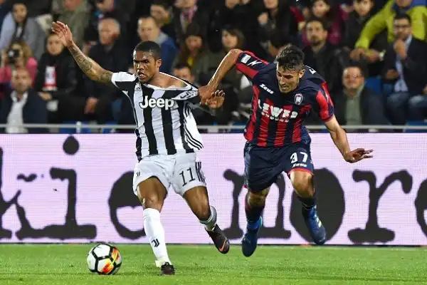 Simy con una rovesciata alla Ronaldo gela i bianconeri: la lotta scudetto è ancora viva.