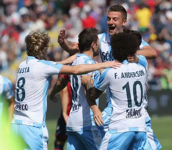 In vantaggio con Lulic su rigore i capitolini si fanno sorpassare delle reti di Simy e Ceccherini, nel finale il pareggio del solito Milinkovic-Savic.