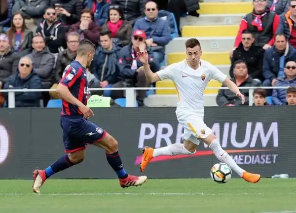 El Shaarawy e Nainggolan blindano il terzo posto della Roma, Crotone ko.