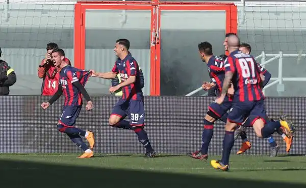La Samp crolla sul campo del Crotone: doppietta di Trotta, gol di Stoian che ribatte un rigore sbagliato dallo stesso Trotta, rete di Duvan Zapata e pasticcio tra Silvestre e Viviano per il 4-1 finale