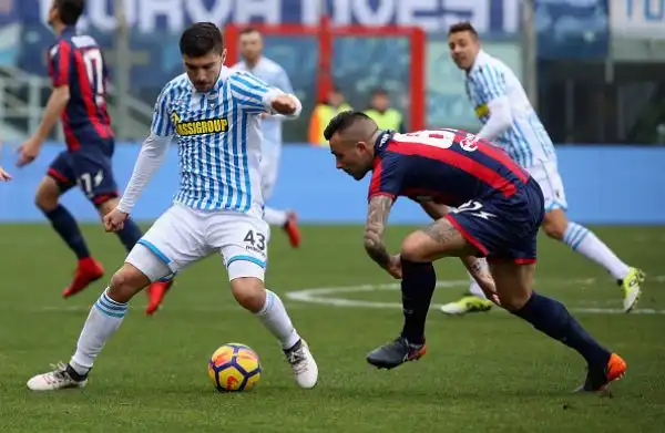 Blitz esterno pesantissimo della Spal che vince a Crotone una gara vibrante con i gol di Antenucci, Simic e Paloschi.