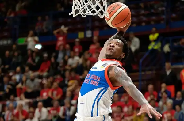 La partita a tratti è sembrata il replay di gara 1, poi l’Olimpia perde un po’ di fluidità e permette alla Red October Cantù di riavvicinarsi, senza però mettere mai a rischio il risultato finale.