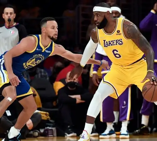 NBA, ‘prima’ sfortunata per LeBron James: Steph Curry sorride