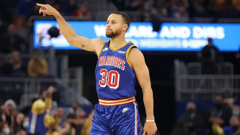 NBA: Curry ferma i Suns nel big match, Gallinari non basta agli Hawks