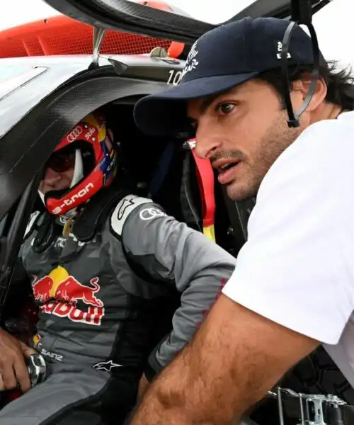 Dakar, Carlos Sainz Jr. fa il tifo per il papà: le foto