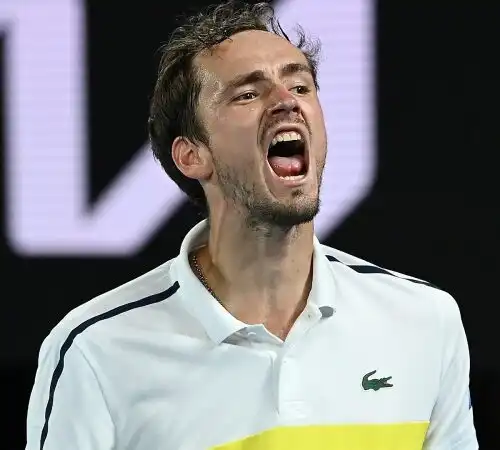 Australian Open, Medvedev schianta Tsitsipas e vola in finale