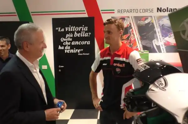 Il centauro della Ducati ha visitato Nolan, dove è stata presentata la nuova replica del suo casco.