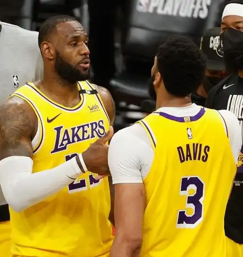 NBA: si fa male Davis, James rassicura i LA Lakers
