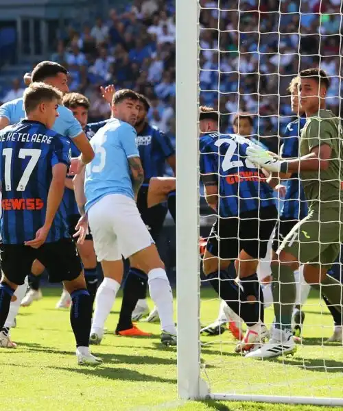 De Ketelaere segna ma nella porta sbagliata: le foto dell’autogol