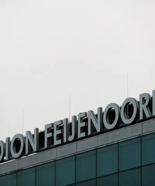 Prima la coltre di fumo, poi l’accendino dagli spalti: follia in Feyenoord-Ajax