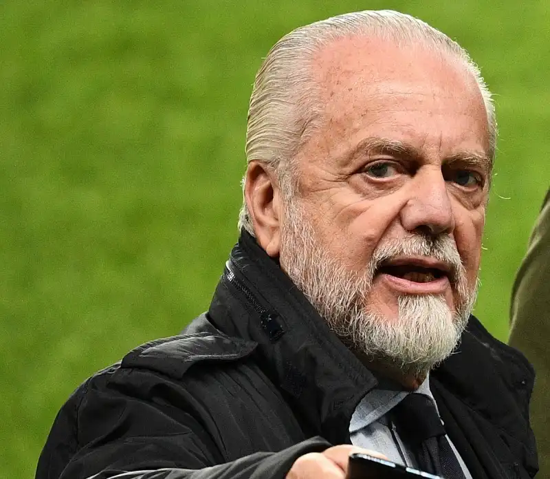 Napoli nel caos, De Laurentiis punisce la squadra