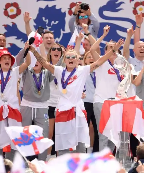 Delirio a Trafalgar Square, le foto della festa dell’Inghilterra